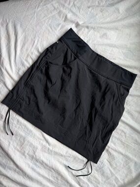 Columbia Golf- Womens (Sm) Skort
 *It’s got pockets!*